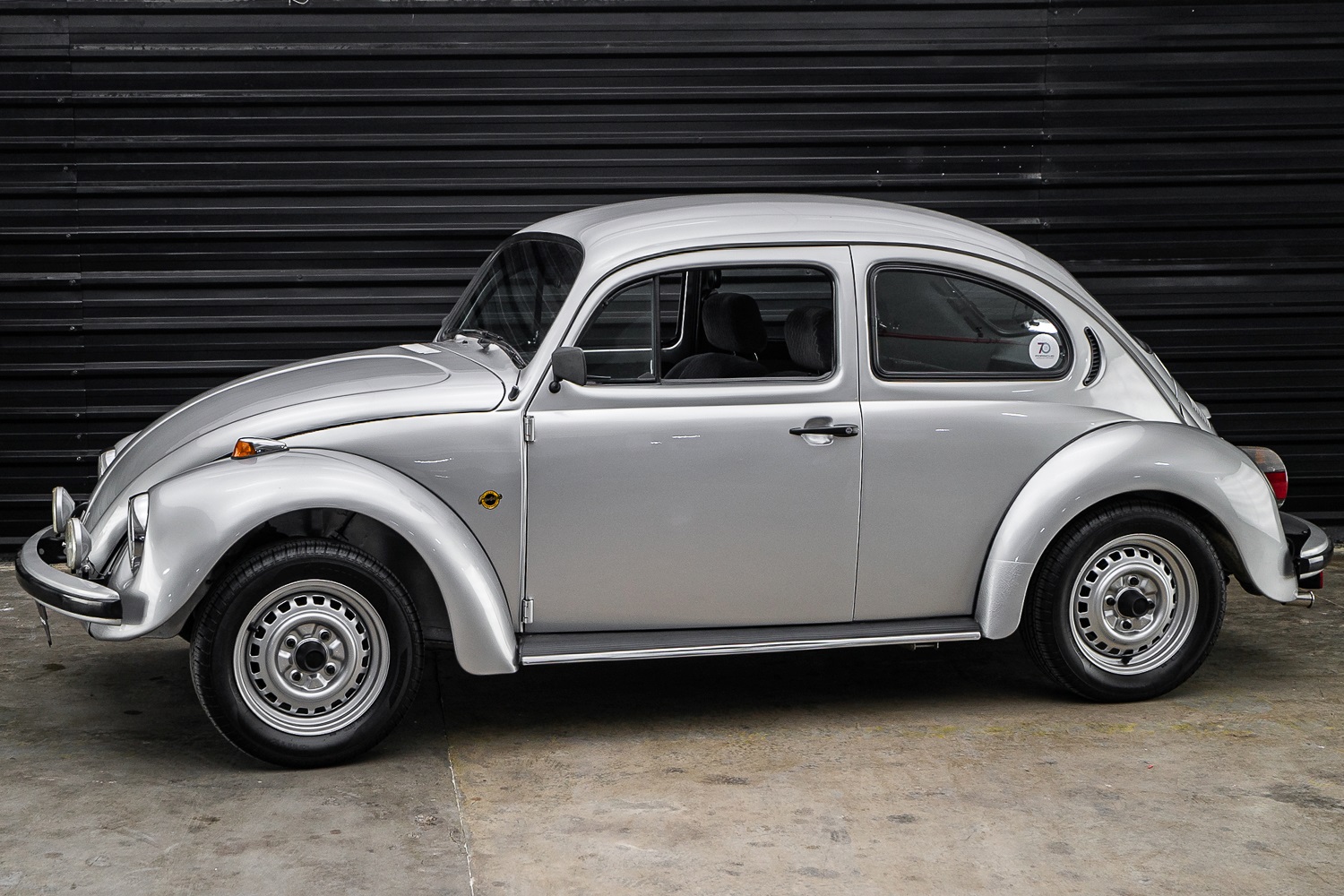 Fusca Série Prata 1980 na cor prata metálico, uma das primeiras séries especiais do Fusca no Brasil.