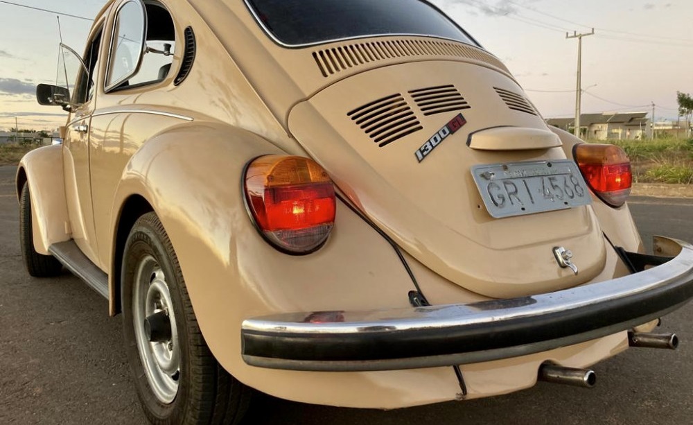 Fusca GL 1983, versão Gran Luxo com acabamento superior e volante bumerangue.