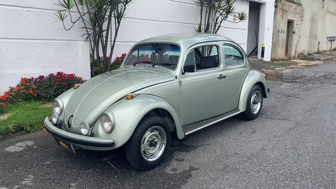 Fusca Série Verde Cristalino 1985, modelo com pintura metálica exclusiva e interior monocromático.