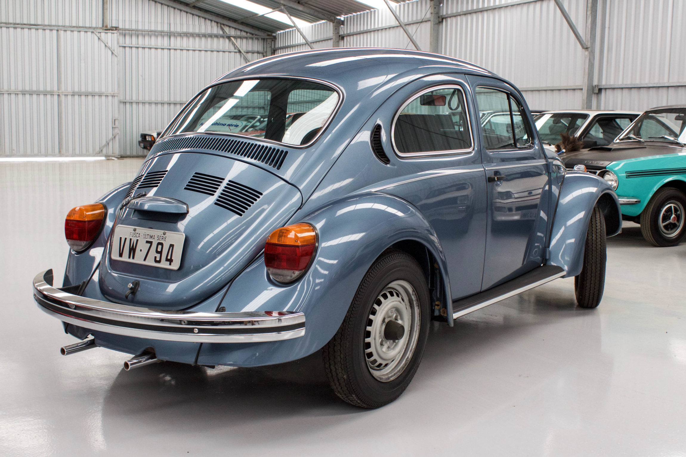 Fusca Última Série 1986, edição de despedida na cor Azul Stratos metálico com placa numerada.